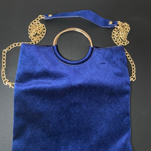 Blue velvet fabric bag with remvable gold chain! - Picture 4 of 5